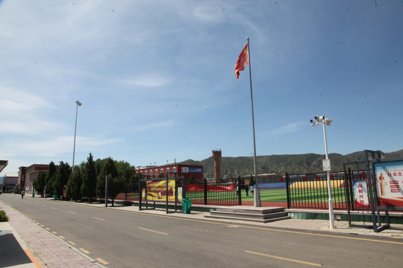 Сургуулийн талбай, тугны гуулга, спортын цогцолбор